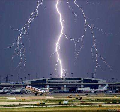 В аэропорту Шереметьево молнией были повреждены самолеты