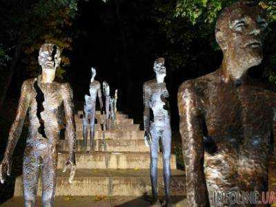 В Праге неизвестные повредили памятник жертвам коммунизма