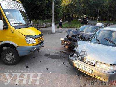 В Кировограде столкнулись два легковых автомобиля и две маршрутки