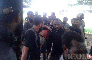 В Новой Гвинее полиция расстреляла протестующих студентов. Видео