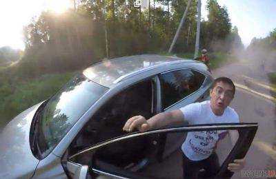 Наказали: как пьяный участник «Единой России» устроил драку на дороге. Видео