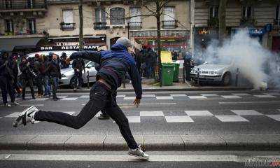 Во Франции против футбольных фанатов применили слезоточивый газ