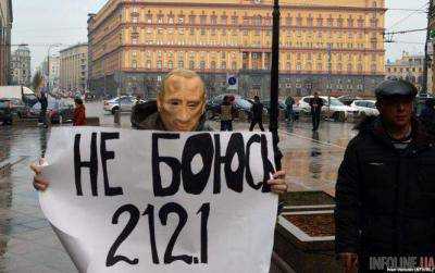 В Москве на Красной площади задержали активиста в маске Путина