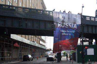 В Сети высмеяли вывешенный в Нью-Йорке баннер, на котором перечисляются достижения России