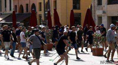 Опубликовано видео из эпицентра столкновений между фанатами сборных Англии и России в Марселе
