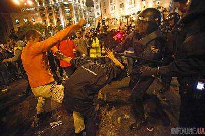 В ходе беспорядков в Париже пострадали 40 человек: активисты забросали полицейских камнями и бутылками