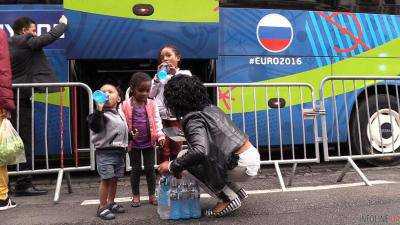 "Очаровательные чернокожие дети" во французском Лилле украли у сборной России ящик воды