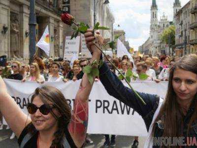 В Варшаве женщины вышли на акцию протеста против игнорирования основных прав женщин