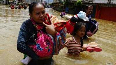 Жертвами наводнения в Индонезии стали уже 35 человек