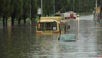 В России потоп: люди плавают на матрасах прямо по улицам города. Видео