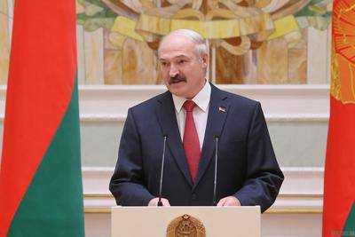 Во время прямого эфира Александр Лукашенко призвал "раздеваться и работать". Видео