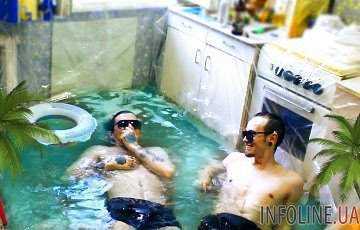 Россиянин развеселил Соцсети, сделав из своей кухни бассейн