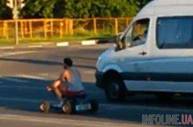 Москвич рассекает по трассе на игрушечном авто. Курьезное видео