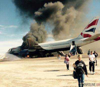 В аэропорту Сингапура загорелся авиалайнер