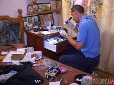 В Киеве мужчина обнаружил дома окровавленное тело жены. Фото с места происшествия