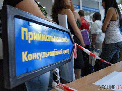 В первый день вступительной кампании абитуриенты подали в ВУЗ почти 100 тыс. заявлений