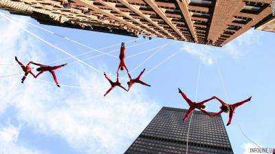 Американские танцоры-экстремалы устроили выступление на стене небоскреба. Невероятное шоу