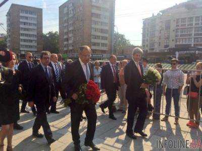 В Москве Дж.Керри и С.Лавров возложили цветы возле посольства Франции