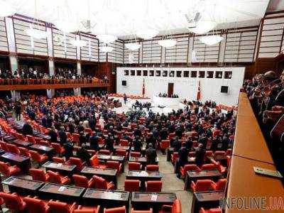 В Анкаре открылось экстренное заседание парламента