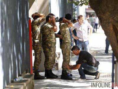 Около 150 военных, которые удерживали генштаб в Анкаре, сложили оружие