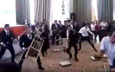 В Мексике произошла массовая драка педагогов. Видео