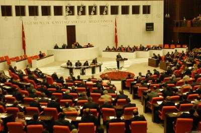 В Турции парламент одобрил введение чрезвычайного положения