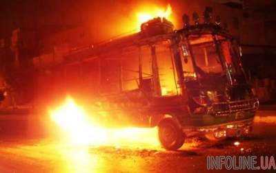 В Париже неизвестные, выкрикивающие исламистские лозунги, подожгла автобус. Шокирующее видео