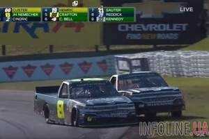 Гонка серии NASCAR на пикапах закончилась ожесточенной дракой пилотов. Видео