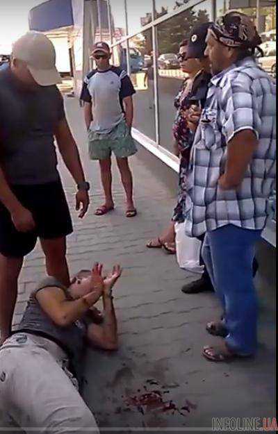 В оккупированном Крыму жестоко избили мужчину за украинскую символику. Видео 18+