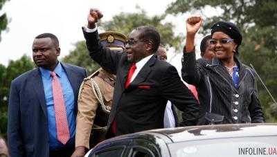 Памятник самому себе открыл президент Зимбабве