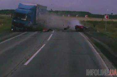 В России фура разорвала легковушку. Видео жуткой аварии