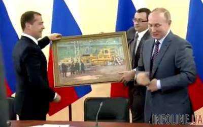Что Путин подарил Медведеву на День рождения. Видео