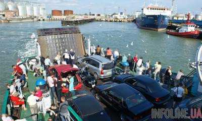 На Керченской переправе при швартовке парома упал в воду автомобиль с водителем. Видео