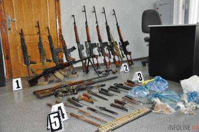 Трех мужчин с арсеналом оружия задержали в Житомире