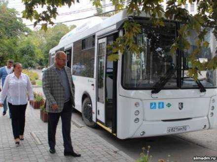 В оккупированном Симферополе появились автобусы, которые одновременно являются избирательными участками