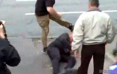 Опубликовано видео избиения россиянина под посольством РФ в Киеве. Видео