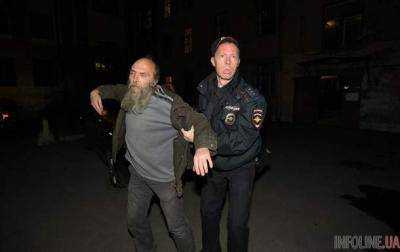 В Санкт-Петербурге представители партии Другая Россия забросали краской здание консульства Украины