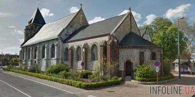 Церковь в которой убили священника в Нормандии возобновила работу