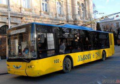 Во Львове в общественном транспорте мужчина избил женщину. Видео