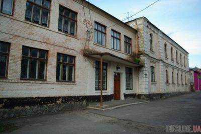 В Василькове в школе обвалилась стена высотой 9 м и шириной 15 м