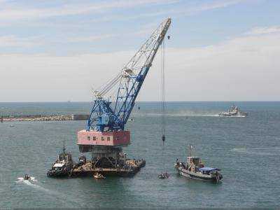 В Крыму затонул плавучий кран, поиски моряков продолжаются