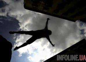 В Мариуполе женщина выпала из многоэтажки и выжила