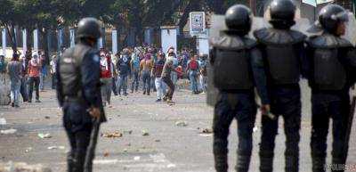 В Венесуэле во время протестов убили полицейского