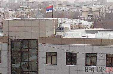 На крыше суда в России установили перевернутый флаг. Фото