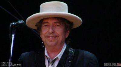 Американский музыкант Боб Дилан согласился принять Нобелевскую премию