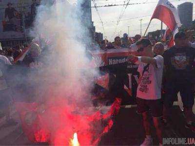 Полиция Варшавы начала расследовать факт сожжения флага Украины