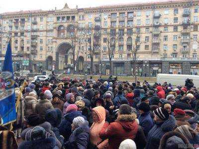 В центре Киева собралось около двух сотен человек