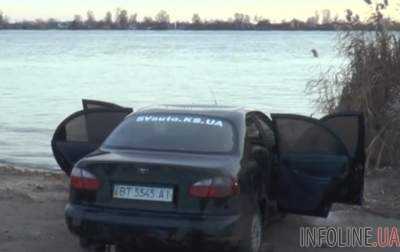 В Херсоне полицейские обнаружили в реке автомобиль с двумя телами. Видео