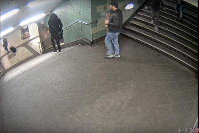 Немецкая полиция обнародовала кадры жесткого нападение мигрантов на женщину в метро. Видео