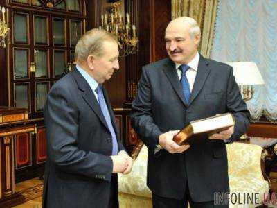 А.Лукашенко подарил Л.Кучме петуха